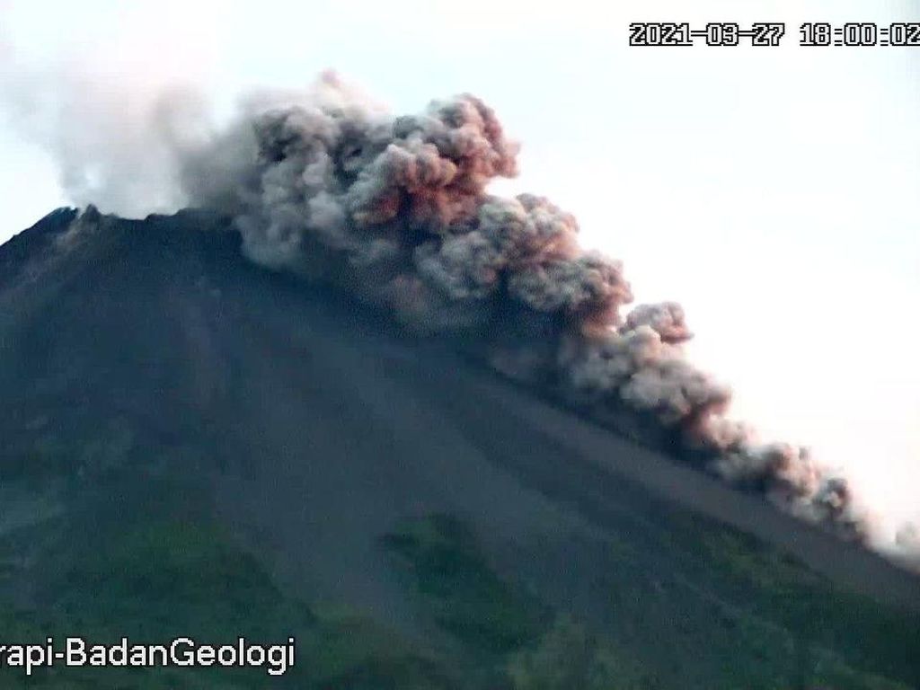 Gunung Merapi Kembali Luncurkan Awan Panas Petang Ini Gunung Merapi Kembali Luncurkan Awan Panas Petang Ini