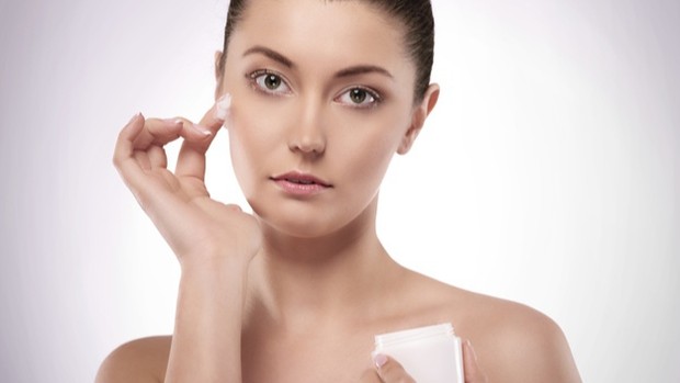 Ilustrasi pemakaian produk anti aging/Freepik Ilustrasi pemakaian produk anti aging.