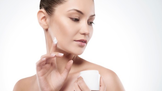 Ilustrasi pemakaian produk anti aging/Freepik Ilustrasi pemakaian produk anti aging.