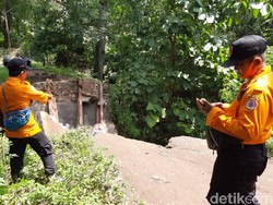 Jembatan Ambrol, Warga Situbondo di Desa Ini Harus Menyeberang Sungai