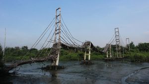 Jembatan Bambu di Ekowisata Mangrove Wonorejo Rusak