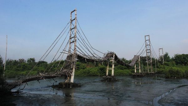 Jembatan Bambu di Ekowisata Mangrove Wonorejo Rusak