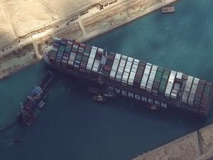 Kandasnya Kapal Raksasa di Terusan Suez Masih Jadi Sorotan Dunia Kandasnya Kapal Raksasa di Terusan Suez Masih Jadi Sorotan Dunia