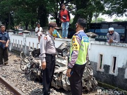 Mobil Tertabrak Kereta di Lamongan, 2 Orang Tewas