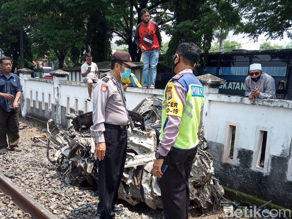 Mobil Tertabrak Kereta di Lamongan, 2 Orang Tewas Mobil Tertabrak Kereta di Lamongan, 2 Orang Tewas