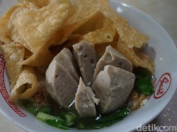 Maknyus! Bakso Jumbo dan Mie Ayam Ekstra Buatan Pak Pendek