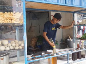 Kisah Naryo Pak Pendek Jual Bakso Gerobakan hingga Buka Cabang