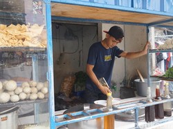 Kisah Naryo Pak Pendek Jual Bakso Gerobakan hingga Buka Cabang