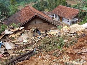 Tiga Rumah di Bangbayang Sumedang Tertimbun Longsor
