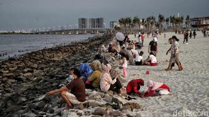 Menikmati Akhir Pekan di Pantai Pasir Putih PIK 2