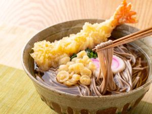 Bikin Ngiler! Ini Rasanya Makan Mie Soba Pakai Gorengan di Jepang