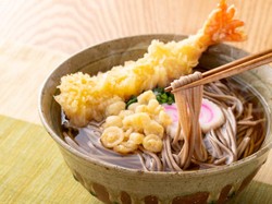 Bikin Ngiler! Ini Rasanya Makan Mie Soba Pakai Gorengan di Jepang