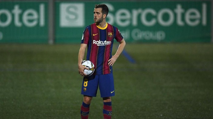 BARCELONA, SPAIN - JANUARY 21: Miralem Pjanic of Barcelona prepares to take a penalty during the Copa del Rey match between Cornella and FC Barcelona on January 21, 2021 in Barcelona, Spain. Sporting stadiums around Spain remain under strict restrictions due to the Coronavirus Pandemic as Government social distancing laws prohibit fans inside venues resulting in games being played behind closed doors. (Photo by Alex Caparros/Getty Images)