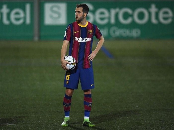 BARCELONA, SPAIN - JANUARY 21: Miralem Pjanic of Barcelona prepares to take a penalty during the Copa del Rey match between Cornella and FC Barcelona on January 21, 2021 in Barcelona, Spain. Sporting stadiums around Spain remain under strict restrictions due to the Coronavirus Pandemic as Government social distancing laws prohibit fans inside venues resulting in games being played behind closed doors. (Photo by Alex Caparros/Getty Images)