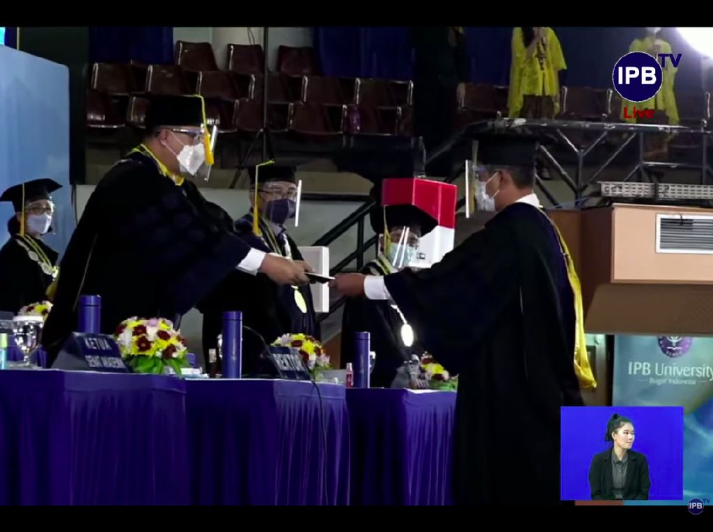 Raih Gelar Doktor Honoris Causa dari IPB, Tangis Doni Monardo Pecah Raih Gelar Doktor Honoris Causa dari IPB, Tangis Doni Monardo Pecah