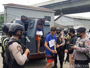Tangkap 6 Pria Anggota Ormas di Bogor, Polisi Sita Bom Molotov-Golok