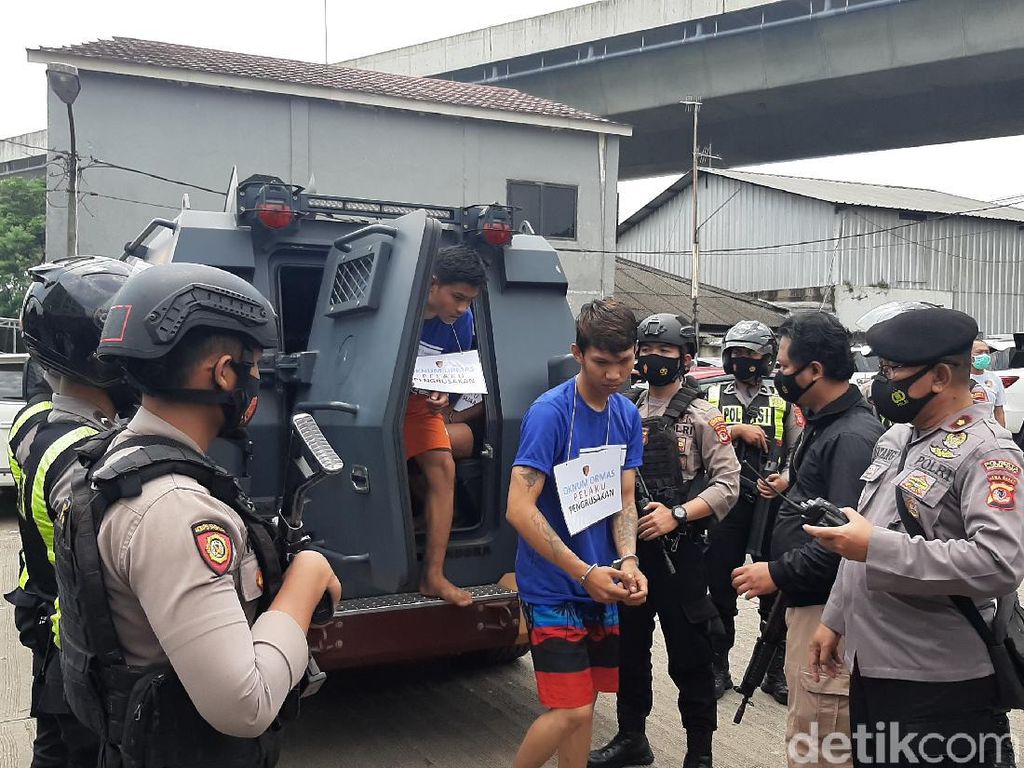 Tangkap 6 Pria Anggota Ormas di Bogor, Polisi Sita Bom Molotov-Golok Tangkap 6 Pria Anggota Ormas di Bogor, Polisi Sita Bom Molotov-Golok