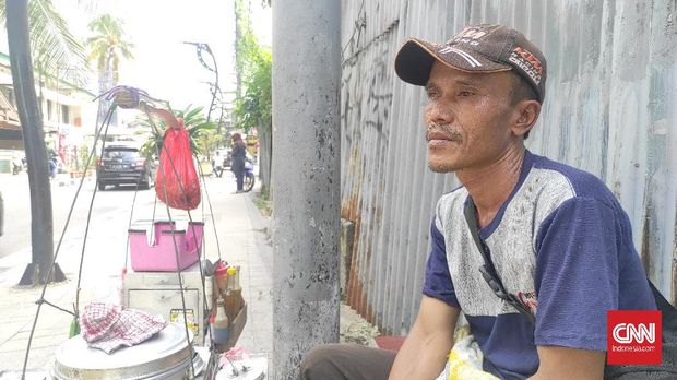 Pedagang bakso cuanki, Tatang (44) mengaku sedih apabila tahun ini tak bisa mudik setelah larangan dari pemerintah.