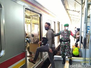 PPKM Mikro, Babinsa TNI Perketat Prokes di Stasiun Cilebut