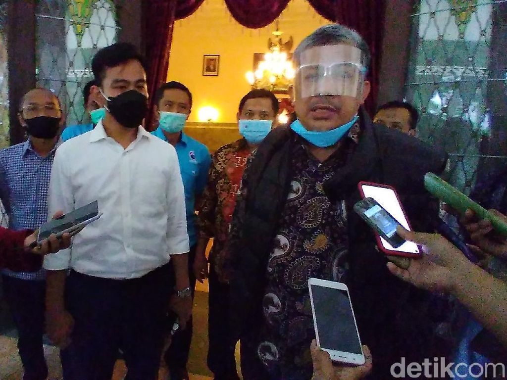 Usai Bertemu Gibran, Fahri Hamzah Bikin Puisi Titip Solo Usai Bertemu Gibran, Fahri Hamzah Bikin Puisi Titip Solo