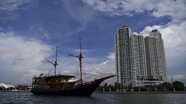 Kapal Augustine Phinisi bersandar di Taman Impian Jaya Ancol, Jakarta Utara, Selasa (23/3/2021). PT Pembangunan Jaya Ancol Tbk berkolaborasi dengan Augustine Phinisi menghidupkan pariwisata bahari dengan menawarkan sejumlah paket dengan kapal tersebut mulai dari berlayar di Teluk Jakarta, Kepulauan Seribu hingga menginap di kapal selama satu atau dua malam. ANTARA FOTO/Sigid Kurniawan/rwa.