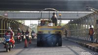 Aksi Petugas Aspal Jalan Cut Mutia di Bekasi
