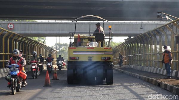 Aksi Petugas Aspal Jalan Cut Mutia di Bekasi