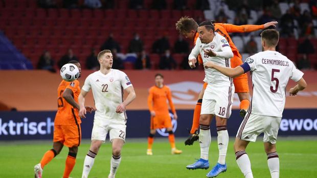 AMSTERDAM, NETHERLANDS - MARCH 27: Luuk de Jong of Netherlands  scores their team's second goal  during the FIFA World Cup 2022 Qatar qualifying match between the Netherlands and Latvia at the Amsterdam Arena on March 27, 2021 in Amsterdam, Netherlands. In a government-backed initiative 5,000 ticket-holders will be allowed watch the match provided they have tested negative for coronavirus.  (Photo by Dean Mouhtaropoulos/Getty Images)