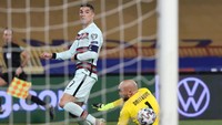 Bola sepakan Ronaldo sebenarnya sudah melewati garis gawang sebelum disapu pemain lawan. Tapi wasit Danny Makkelie punya pendapat berbeda. Gol CR7 tidak disahkan. (Foto: Getty Images/Srdjan Stevanovic)