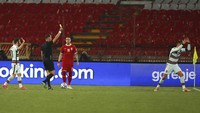Cristiano Ronaldo makin ngamuk karena kemudian wasit Danny Makkelie malah memberinya kartu kuning akibat protes berlebihan. (Foto: AP/Darko Vojinovic)