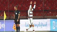 Cristiano Ronaldo, yang sudah sempat merayakan dengan berlari ke arah pojok lapangan, tampak kesal bukan kepalang lantaran tidak habis pikir dengan keputusan wasit. (Foto: AP/Darko Vojinovic)