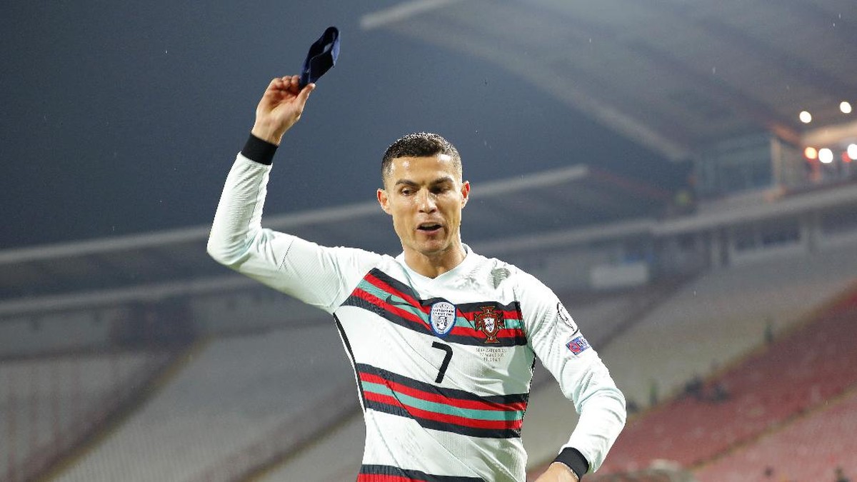 Wasit tak mengesahkan gol Cristiano Ronaldo ke gawang Serbia minta maaf (Foto: Srdjan Stevanovic/Getty Images)