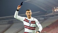 Masih dengan ekspresi marah dan penuh ketidakpuasan, Ronaldo membanting ban kapten timnas Portugal yang dikenakannya. (Foto: Srdjan Stevanovic/Getty Images)
