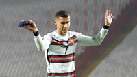 Protes Ronaldo pun berlanjut. Walaupun laga belum tuntas, ia sudah berjalan meninggalkan lapangan. (Foto: Srdjan Stevanovic/Getty Images)