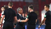 Pelatih Portugal Fernando Santos juga tampak mengajukan protes ke wasit usai laga, diduga berkaitan dengan gol Ronaldo yang tak disahkan. Apalagi laga itu berakhir 2-2. Akan beda ceritanya jika gol Ronaldo disahkan. (Foto: AP/Darko Vojinovic)