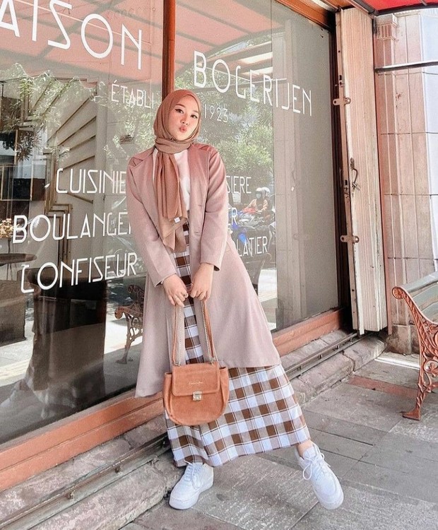 Foto: Rok Tartan/instagram.com/trend.hijab.ootd 5 Model Rok Kekinian untuk Hijabers
