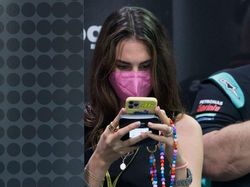 Kekasih Valentino Rossi Lagi Lihat Apa sih, kok Serius Banget?