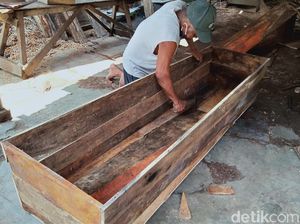 Produksi Peti Mati di Klaten Bergeliat Saat Pandemi