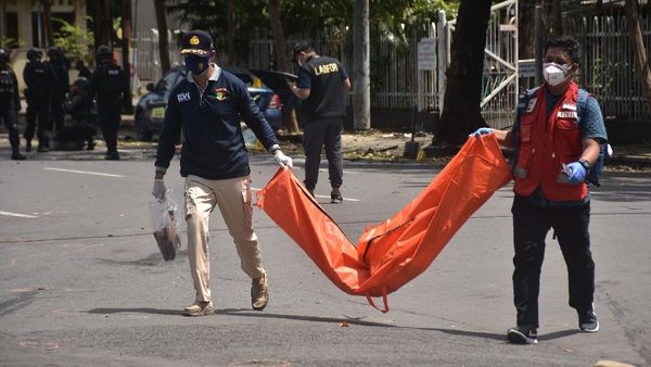 Jenazah Terduga Pelaku Bom Bunuh Diri di Makassar Dievakuasi