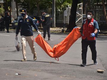 Jenazah Terduga Pelaku Bom Bunuh Diri di Makassar Dievakuasi