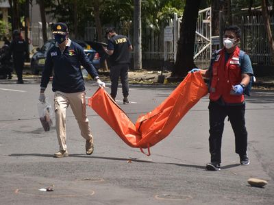 Jenazah Terduga Pelaku Bom Bunuh Diri di Makassar Dievakuasi