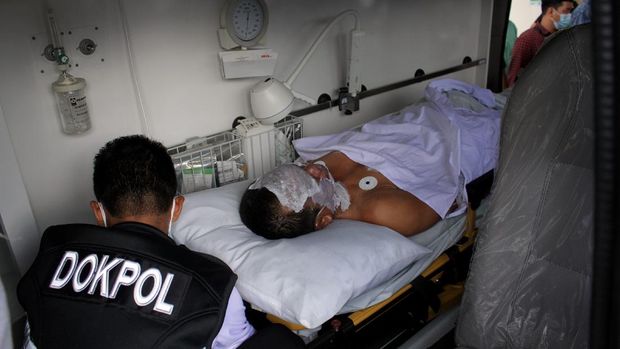 Personel Dokpol Polda Sulawesi Selatan membawa korban ledakan bom dengan mobil ambulans untuk dirujuk ke Rumah Sakit Bhayangkara di Makassar, Sulawesi Selatan, Minggu (28/3/2021). Korban luka ringan hingga berat akibat ledakan bom di Gereja Katedral Makassar bertambah menjadi 20 orang dan korban tewas berjumlah dua orang yang diduga pelaku bom bunuh diri. ANTARA FOTO/Arnas Padda/yu/wsj.