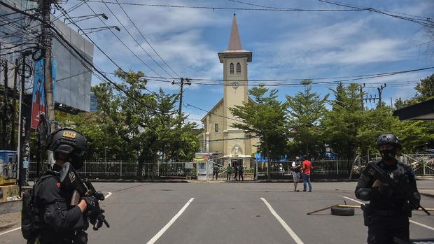 Indonesian police stand guard outside a church after an explosion in Makassar on March 28, 2021. (Photo by INDRA ABRIYANTO / AFP)