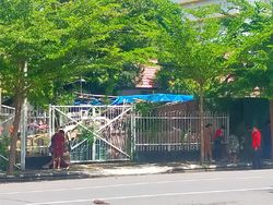 Suasana Pasca-ledakan Besar di Depan Gereja Katedral Makassar