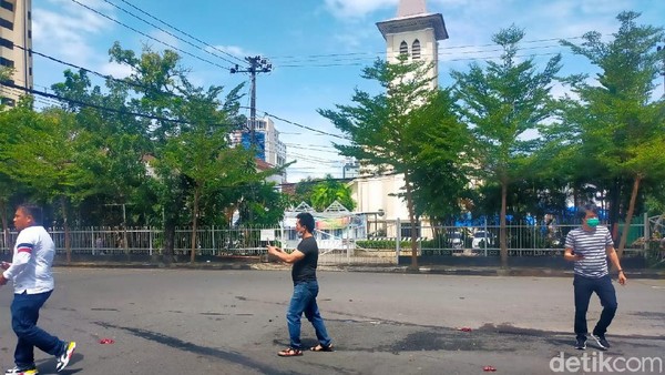 Lokasi ledakan di Makassar (Ibnu Munsir/detikcom). Lokasi ledakan di Makassar (Ibnu Munsir/detikcom).