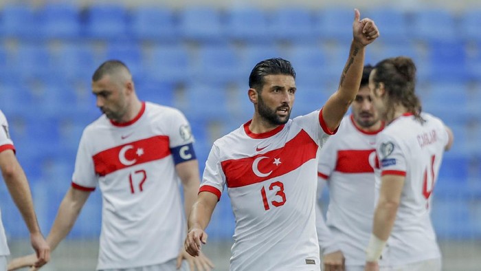 Turkeys Ozan Tufan, center, celebrates with his teammates during a World Cup 2022 group G qualifying soccer match between Norway and Turkey at La Rosaleda stadium in Malaga, Spain, Saturday, March 27, 2021. (AP Photo/Fermin Rodriguez)