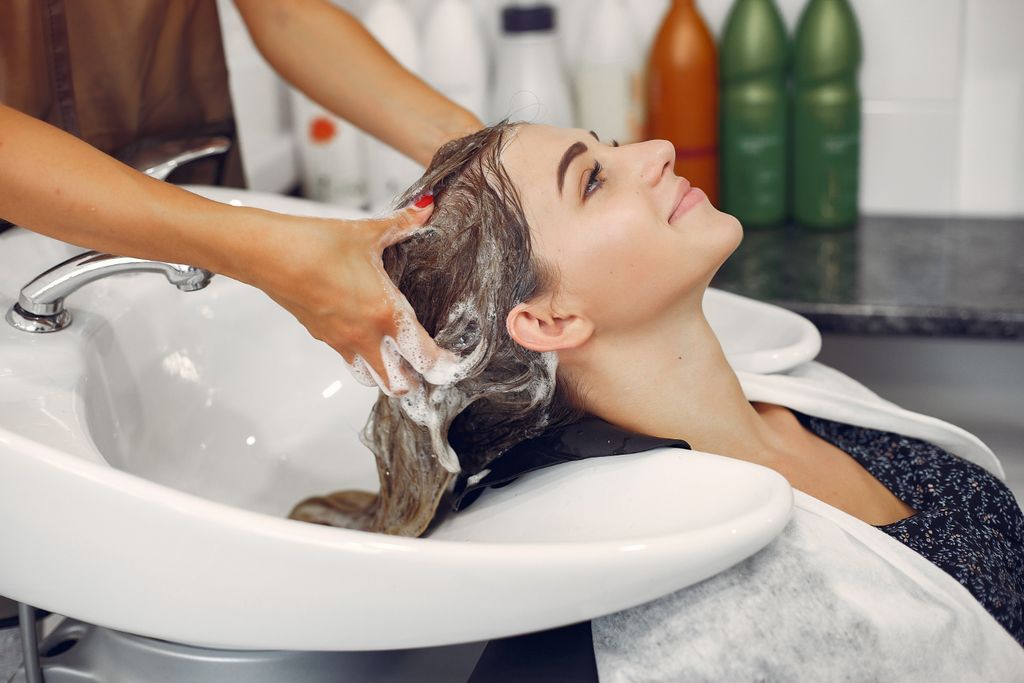 Memaskeri rambut secara rutin dengan tenaga profesional atau dilakukan di rumah sangat penting untuk tidak ditinggalkan.