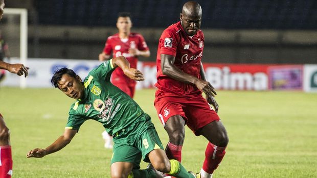 Pesepak bola Persik Kediri Ok John (kanan) berusaha merebut bola dari pesepak bola Persebaya Surabaya Samsul Arif (kiri) pada pertandingan Piala Menpora di Stadion Si Jalak Harupat, Kabupaten Bandung, Jawa Barat, Selasa (23/3/2021). Persebaya Surabaya menang atas Persik Kediri 2-1. ANTARA FOTO/M Agung Rajasa/rwa.