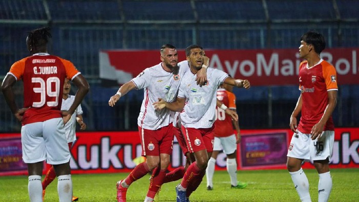 PERSIJA MENANG ATAS BORNEO FC SAMARINDA. Marko Simic  merayakan gol bareng Yann Motta