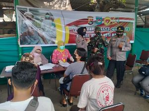 Batalyon Vaksinator NTB Berikan Vaksin ke Pedagang Pasar Roek